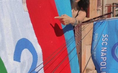 Il terzo scudetto del Napoli è un sogno realizzato. Racconto di bandiere, emozioni e gadget Napoli personalizzati per tifosi azzurri.”