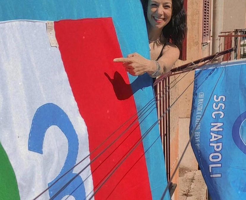 Il terzo scudetto del Napoli è un sogno realizzato. Racconto di bandiere, emozioni e gadget Napoli personalizzati per tifosi azzurri.”